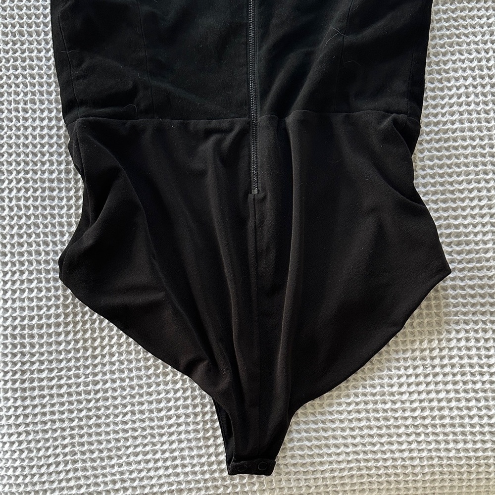 Alice + Olivia Black V-Neck Bodysuit - Picture 6 of 7